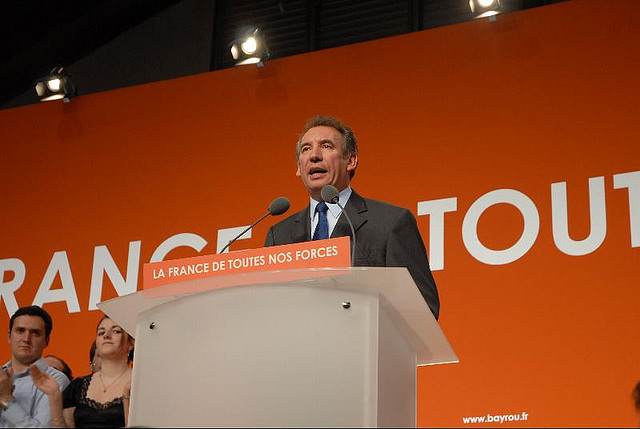 Bayrou fustige la « sarkhollandisation » du débat présidentiel